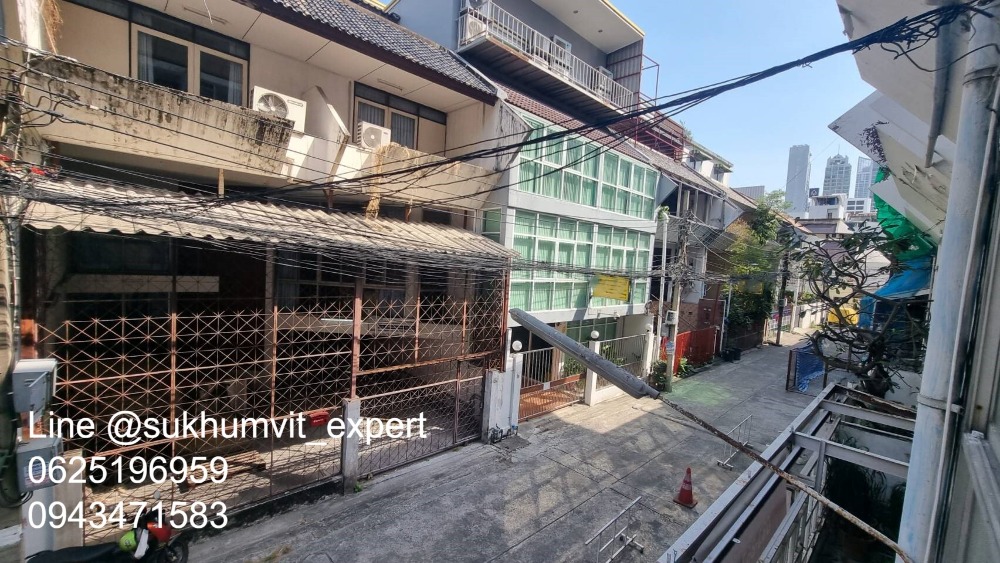 ให้เช่าทาวน์โฮมนานา : ให้เช่า บ้านทาวน์เฮาส์ตามสภาพ พื้นที่ใหญ่ ที่ดินรวม 65 ตารางวา มีดาดฟ้า เหมาะทำโรงแรม โรงพยาบาล คลินิค โฮสเทล