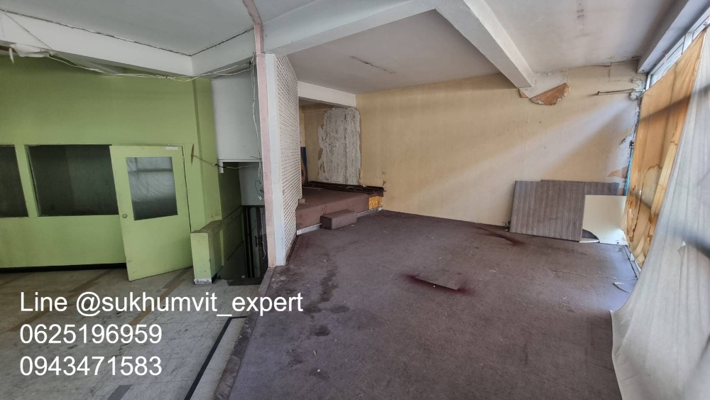 ให้เช่าทาวน์โฮมนานา : ให้เช่า บ้านทาวน์เฮาส์ตามสภาพ พื้นที่ใหญ่ ที่ดินรวม 65 ตารางวา มีดาดฟ้า เหมาะทำโรงแรม โรงพยาบาล คลินิค โฮสเทล