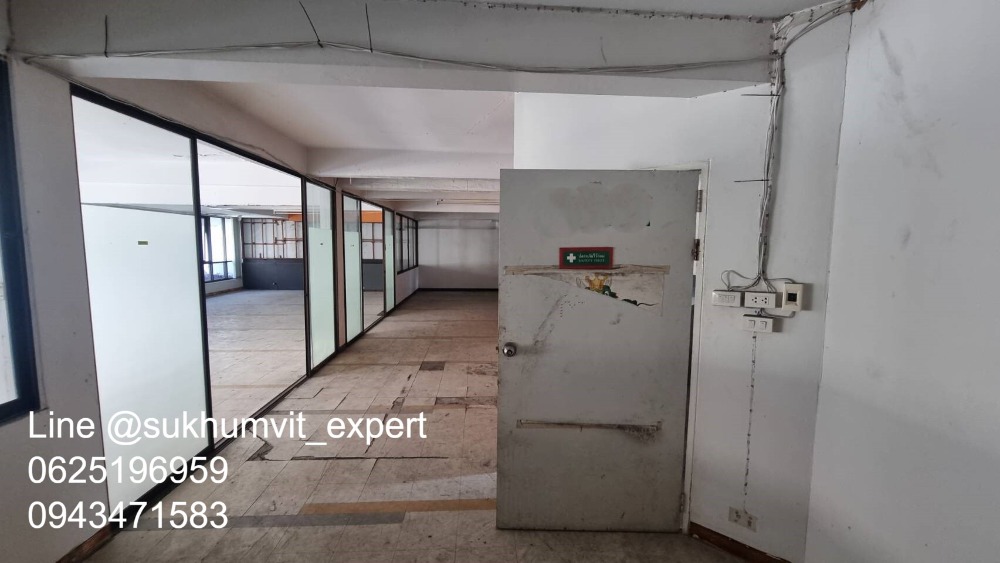 ให้เช่าทาวน์โฮมนานา : ให้เช่า บ้านทาวน์เฮาส์ตามสภาพ พื้นที่ใหญ่ ที่ดินรวม 65 ตารางวา มีดาดฟ้า เหมาะทำโรงแรม โรงพยาบาล คลินิค โฮสเทล