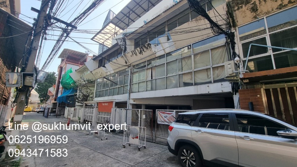 ให้เช่าทาวน์โฮมนานา : ให้เช่า บ้านทาวน์เฮาส์ตามสภาพ พื้นที่ใหญ่ ที่ดินรวม 65 ตารางวา มีดาดฟ้า เหมาะทำโรงแรม โรงพยาบาล คลินิค โฮสเทล