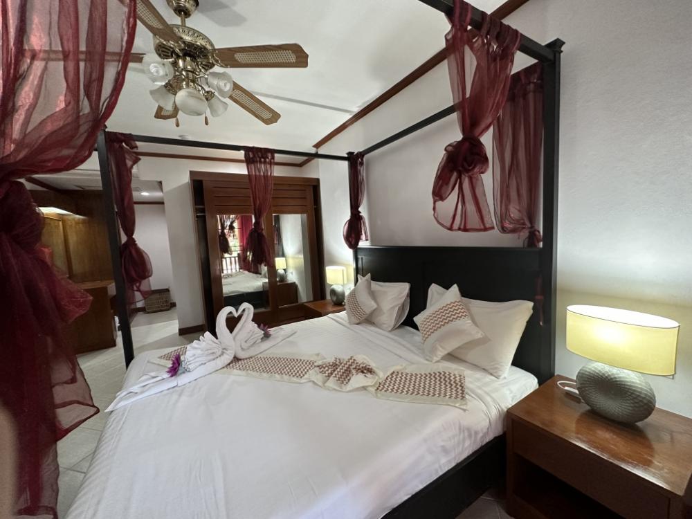 ขายคอนโดภูเก็ต : ขาย สายรุ้ง เรสซิเดนซ์ ป่าตอง ภูเก็ต3ห้องนอน 2ห้องนำ้ ระเบียงกว้างวิวสระว่ายน้ำ