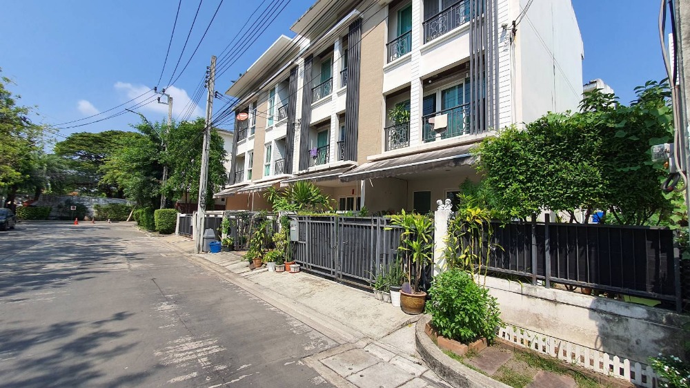 For SaleTownhomePattanakan, Srinakarin : House for sale in the city center, Rama 9-Motorway, Suan Luang, 3 floors, no one in front of the house, wide main road, 3.85 million