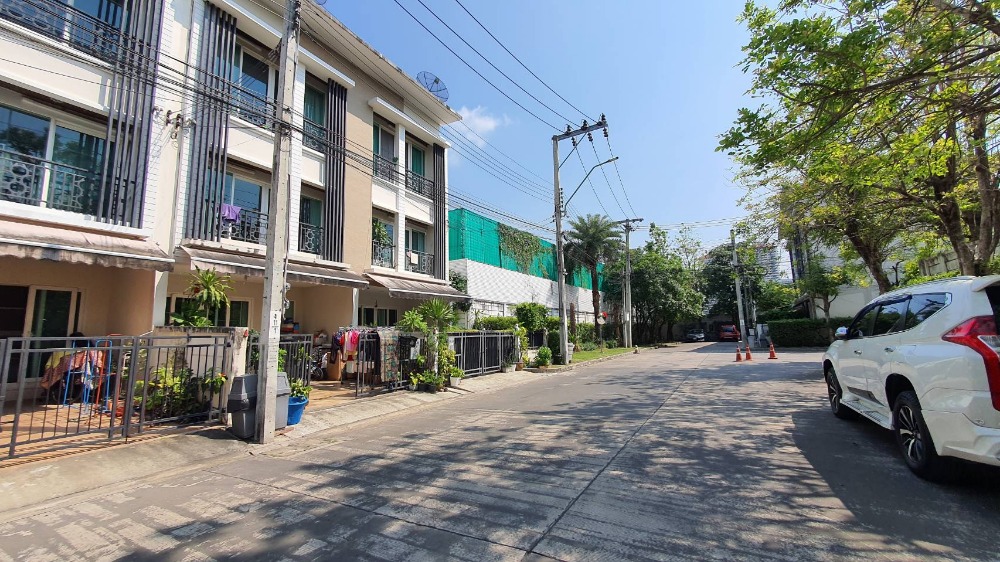 For SaleTownhomePattanakan, Srinakarin : House for sale in the city center, Rama 9-Motorway, Suan Luang, 3 floors, no one in front of the house, wide main road, 3.85 million