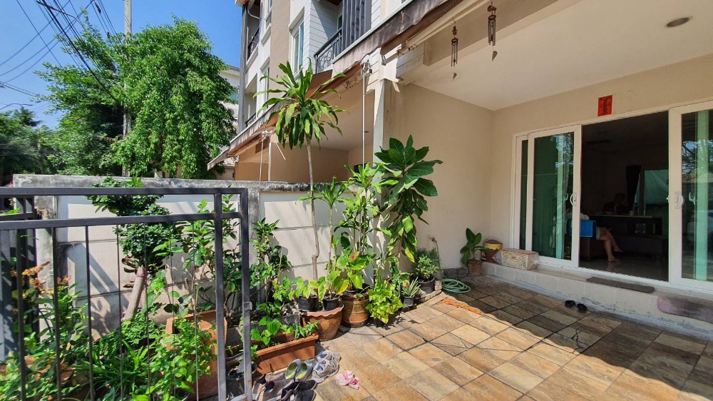 For SaleTownhomePattanakan, Srinakarin : House for sale in the city center, Rama 9-Motorway, Suan Luang, 3 floors, no one in front of the house, wide main road, 3.85 million