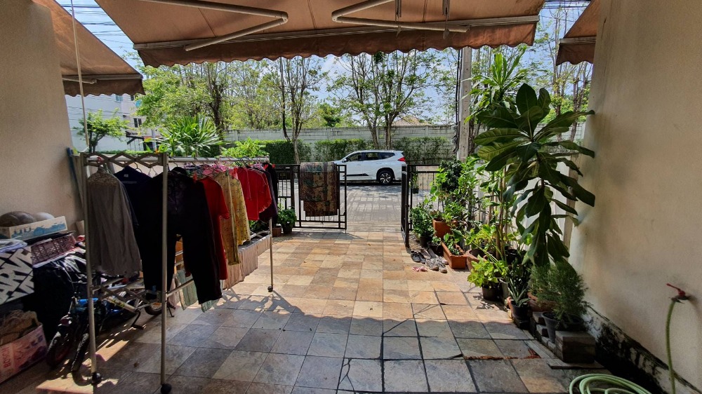 For SaleTownhomePattanakan, Srinakarin : House for sale in the city center, Rama 9-Motorway, Suan Luang, 3 floors, no one in front of the house, wide main road, 3.85 million