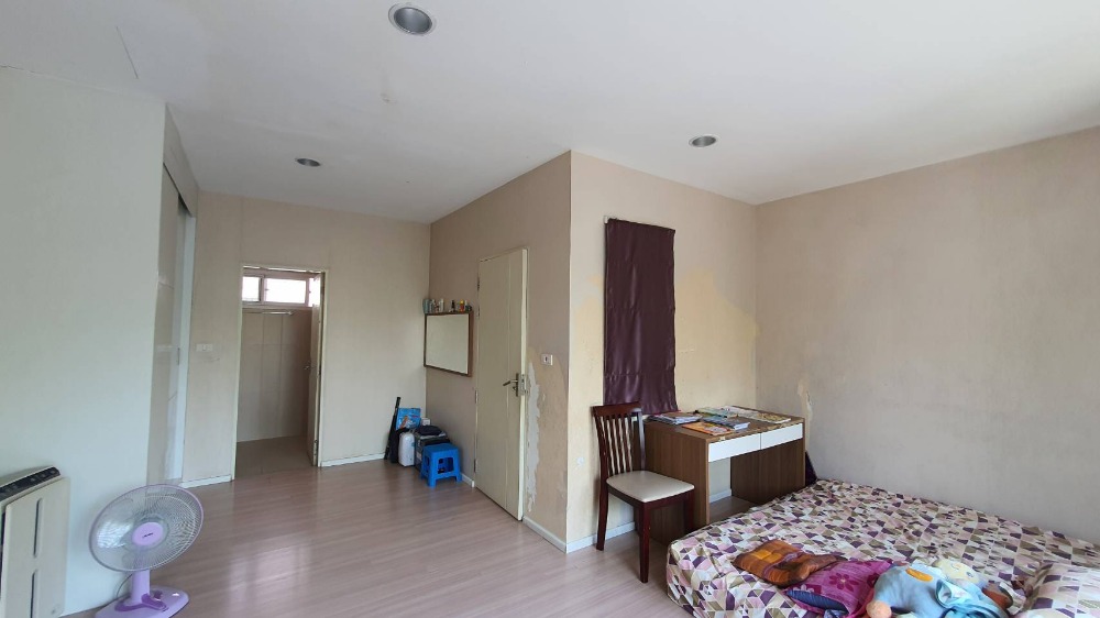 For SaleTownhomePattanakan, Srinakarin : House for sale in the city center, Rama 9-Motorway, Suan Luang, 3 floors, no one in front of the house, wide main road, 3.85 million