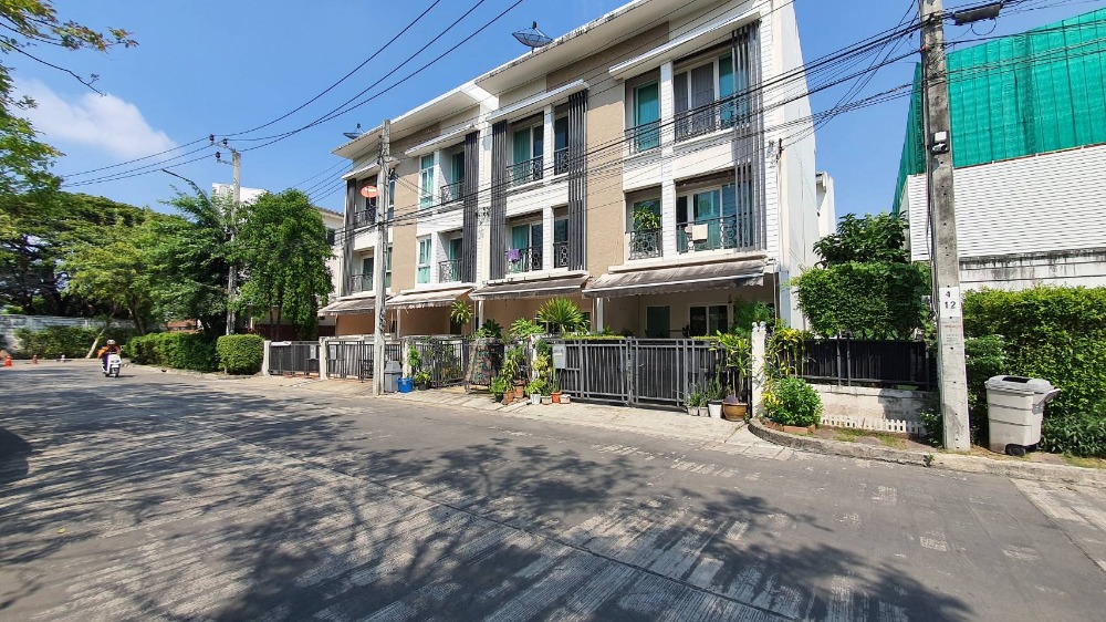 For SaleTownhomePattanakan, Srinakarin : House for sale in the city center, Rama 9-Motorway, Suan Luang, 3 floors, no one in front of the house, wide main road, 3.85 million