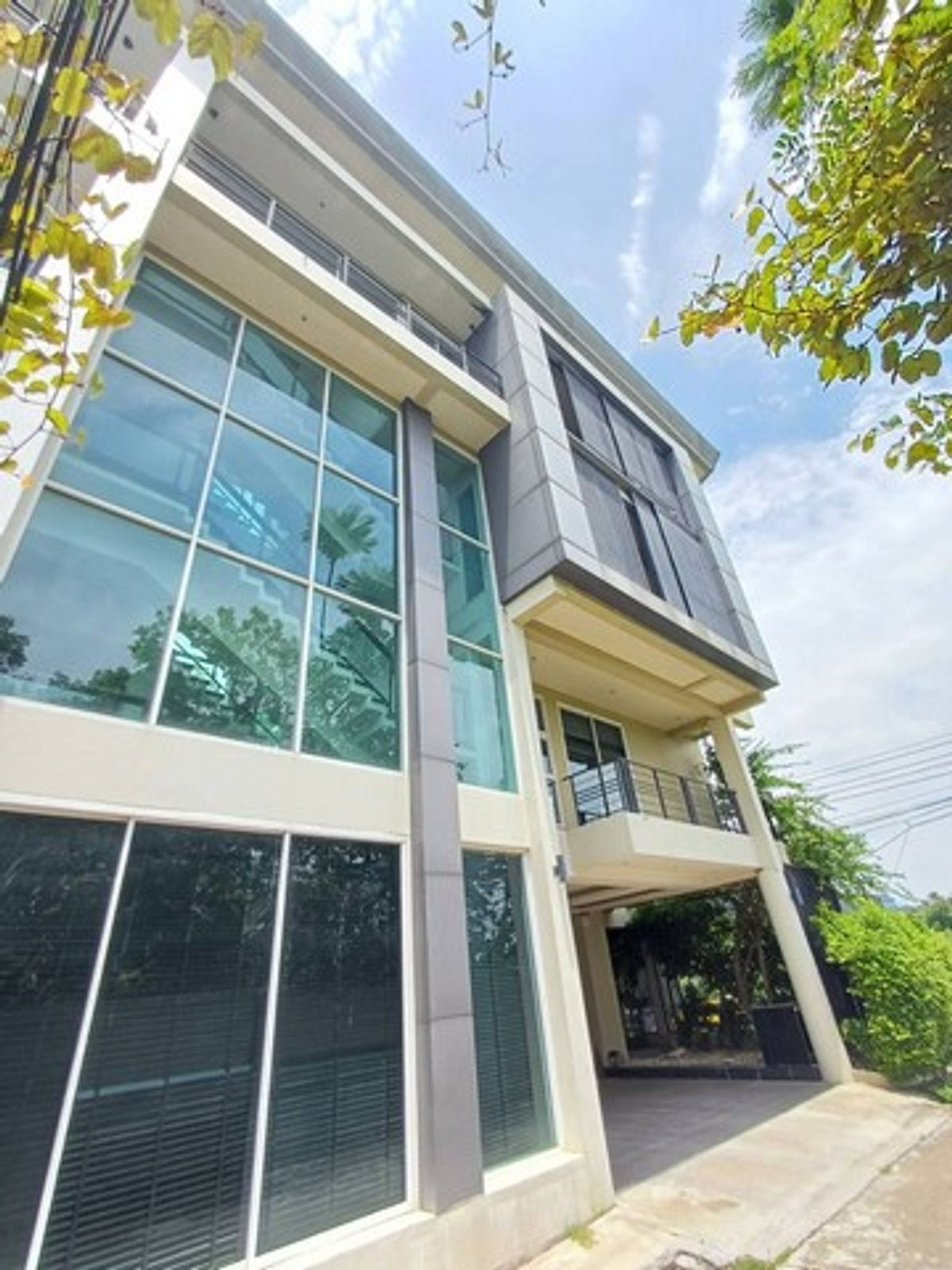 ให้เช่าทาวน์โฮมนวมินทร์ รามอินทรา : ให้เช่าโฮมออฟฟิต4ชั้นห้องมุม 600 ตร.ม.ย่านรามอินทราใกล้แฟชั่นไอแลนส์,MRTวงแหวนรามอินทรา สามารถจดทะเบียนบริษัทได้