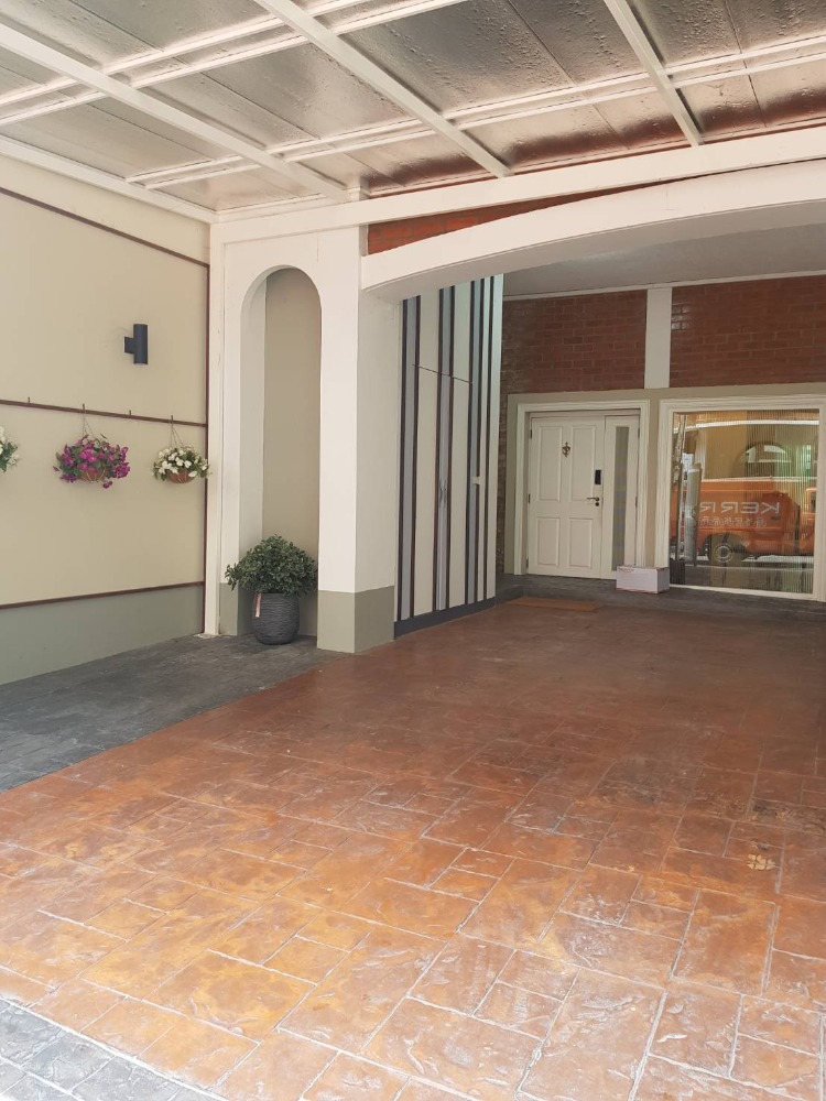 For SaleTownhomeSathorn, Narathiwat : House for sale, very beautiful townhouse, 5 floors, Soi Yen Akat, area 46.7 square wah, price 38 million baht.
