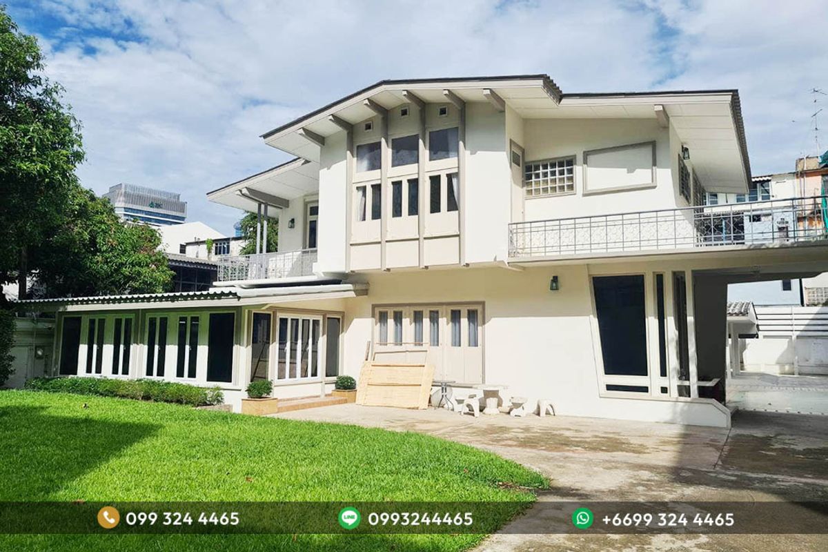 For RentHouseSukhumvit, Asoke, Thonglor : Classic detached house, large lawn, Sukhumvit 44, near BTS Phra Khanong, only 200 meters.