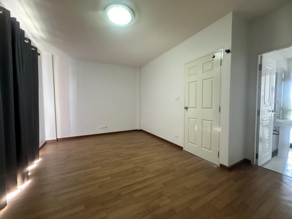 For SaleHome OfficeNawamin, Ramindra : 3-story home office for sale, Krich Town Project, Nimitmai 13, Nimitmai Road, Soi 13-15, Sai Kong Din Subdistrict, Khlong Sam Wa District, Bangkok.