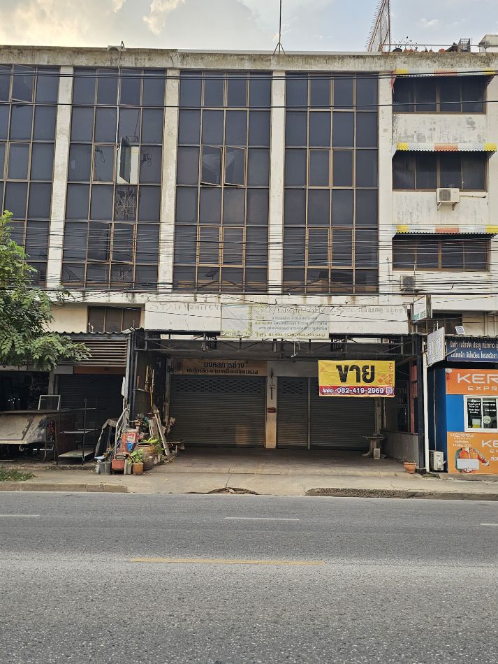 For SaleShop HouseNawamin, Ramindra : Commercial building for sale, 4-story commercial building with mezzanine and rooftop for sale, 560 sq m., 72 sq m, near community areas. Suitable for trading as an office.