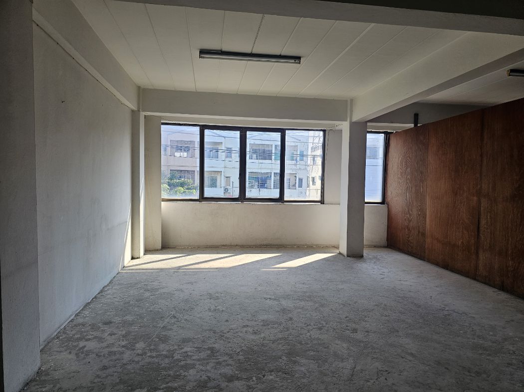 ขายอาคารพาณิชย์นวมินทร์ รามอินทรา : ขาย อาคารพาณิชย์ อาคารพาณิชย์ 4 ชั้น มีชั้นลอย และดาดฟ้าขาย 560 ตรม. 72 ตร.วา ใกล้แหล่งชุมชน เหมาะกับการค้าขายทำเป็นออฟฟิศ