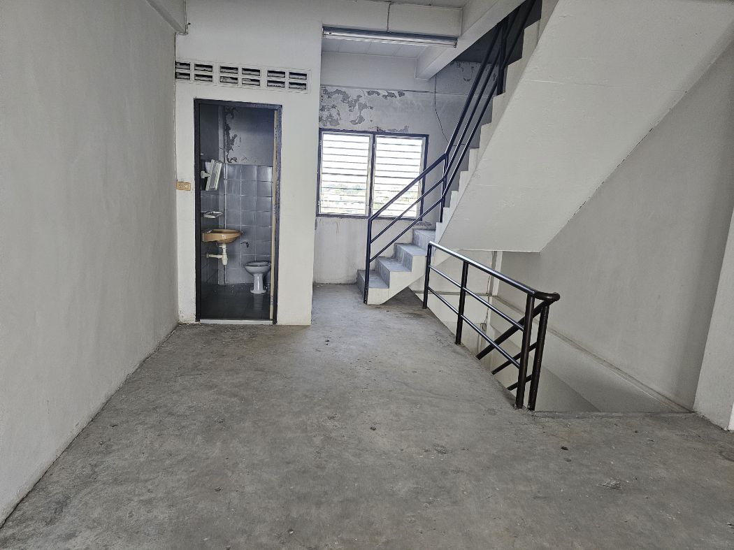 ขายอาคารพาณิชย์นวมินทร์ รามอินทรา : ขาย อาคารพาณิชย์ อาคารพาณิชย์ 4 ชั้น มีชั้นลอย และดาดฟ้าขาย 560 ตรม. 72 ตร.วา ใกล้แหล่งชุมชน เหมาะกับการค้าขายทำเป็นออฟฟิศ