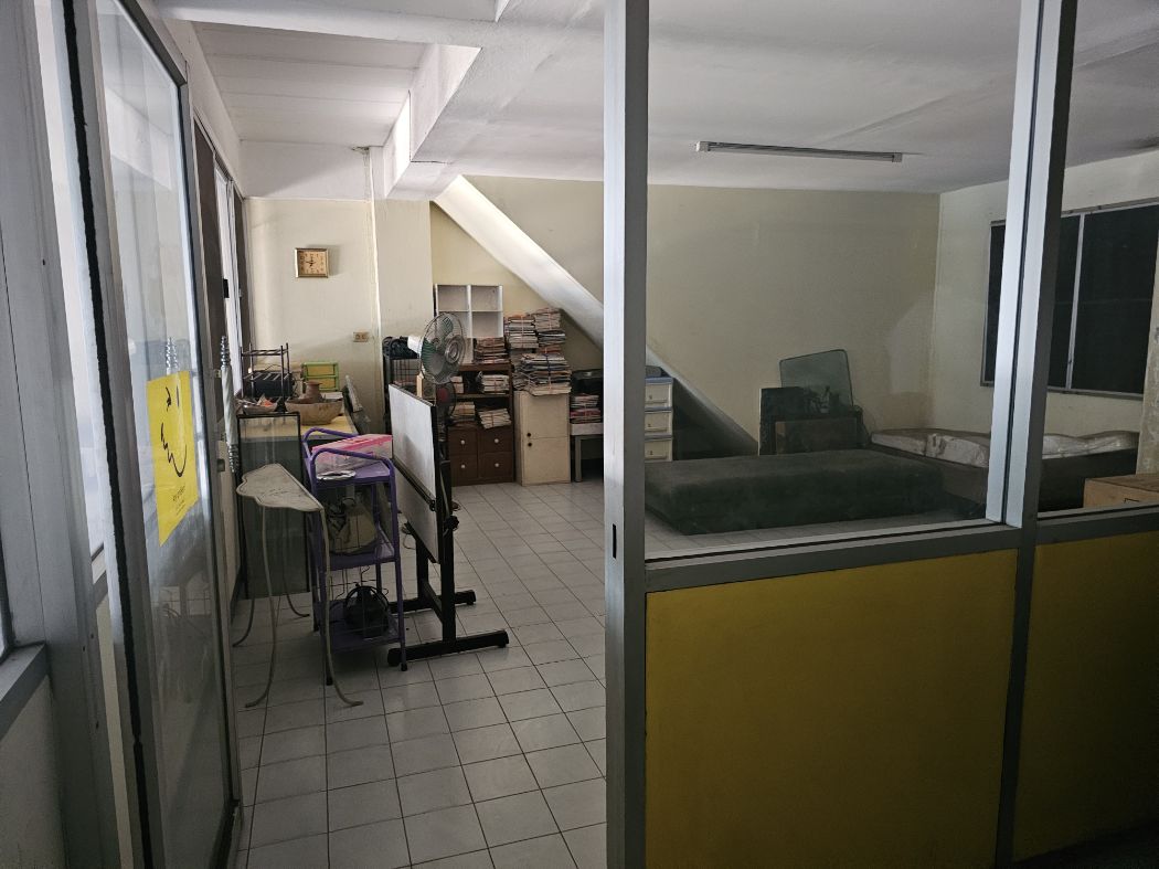 ขายอาคารพาณิชย์นวมินทร์ รามอินทรา : ขาย อาคารพาณิชย์ อาคารพาณิชย์ 4 ชั้น มีชั้นลอย และดาดฟ้าขาย 560 ตรม. 72 ตร.วา ใกล้แหล่งชุมชน เหมาะกับการค้าขายทำเป็นออฟฟิศ