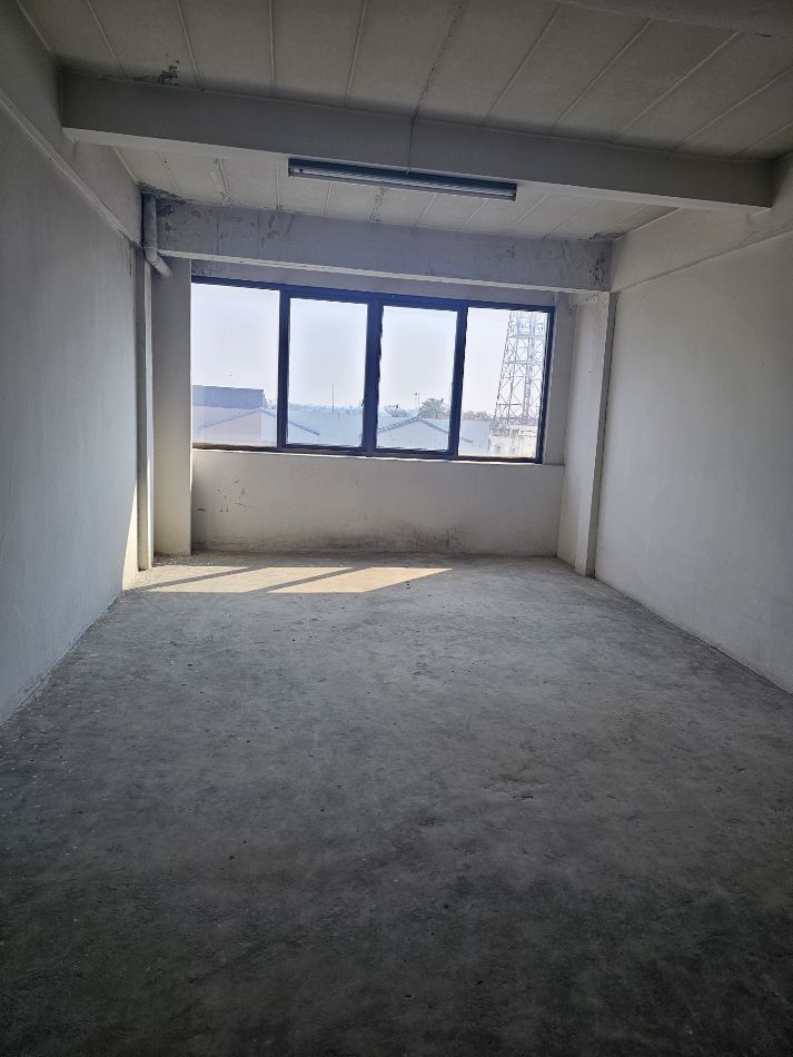 ขายอาคารพาณิชย์นวมินทร์ รามอินทรา : ขาย อาคารพาณิชย์ อาคารพาณิชย์ 4 ชั้น มีชั้นลอย และดาดฟ้าขาย 560 ตรม. 72 ตร.วา ใกล้แหล่งชุมชน เหมาะกับการค้าขายทำเป็นออฟฟิศ