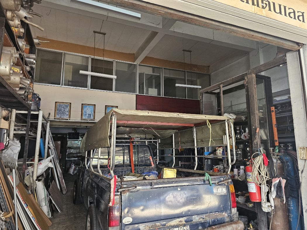 ขายอาคารพาณิชย์นวมินทร์ รามอินทรา : ขาย อาคารพาณิชย์ อาคารพาณิชย์ 4 ชั้น มีชั้นลอย และดาดฟ้าขาย 560 ตรม. 72 ตร.วา ใกล้แหล่งชุมชน เหมาะกับการค้าขายทำเป็นออฟฟิศ