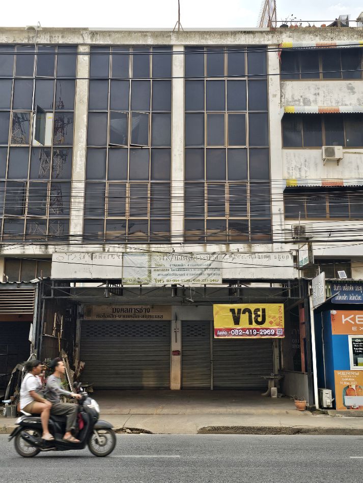 ขายอาคารพาณิชย์นวมินทร์ รามอินทรา : ขาย อาคารพาณิชย์ อาคารพาณิชย์ 4 ชั้น มีชั้นลอย และดาดฟ้าขาย 560 ตรม. 72 ตร.วา ใกล้แหล่งชุมชน เหมาะกับการค้าขายทำเป็นออฟฟิศ