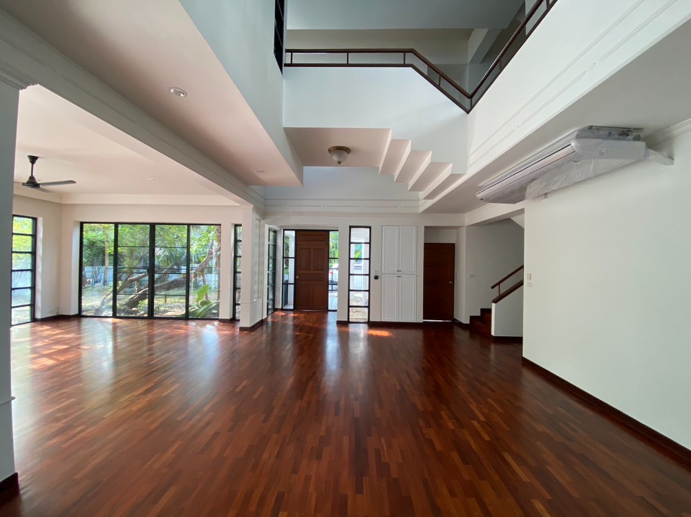 For RentHouseSukhumvit, Asoke, Thonglor : 🌟Available 13 February 25
Unfurnished House 300 sq.m for rent in good compound in Thonglor, petfriendly, just renovated