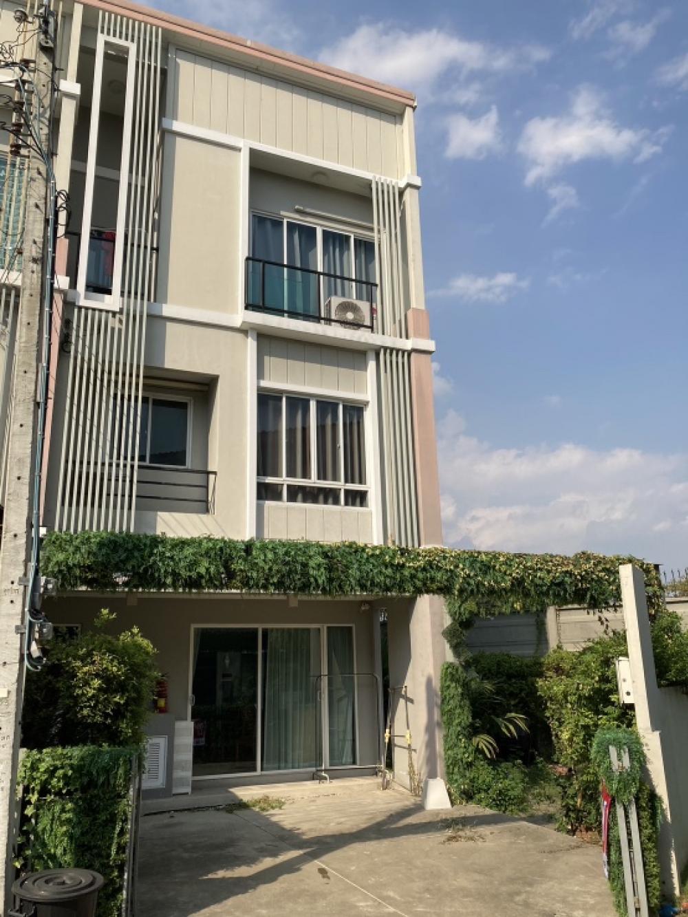 ขายทาวน์โฮมพัฒนาการ ศรีนครินทร์ : เจ้าของขายเอง บ้านหลังมุมพื้นที่ดินเยอะ patio พัฒนาการ 38