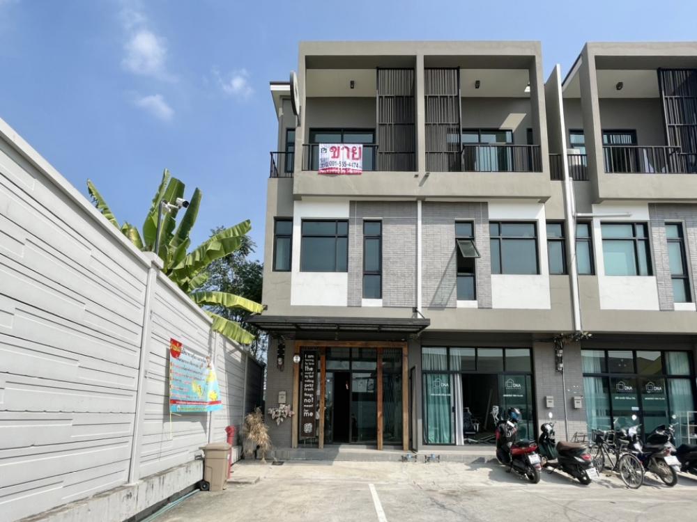 For SaleShop HousePathum Thani,Rangsit, Thammasat : 3-story commercial building for sale, corner unit, trading location in front of S Gate Village, Bangkok-Pathum Thani.