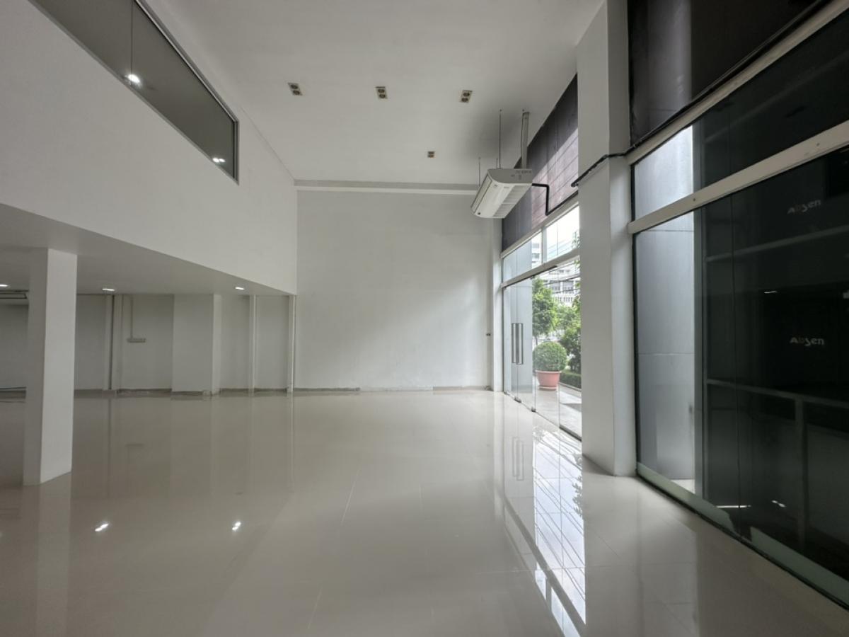 ให้เช่าโชว์รูมพระราม 9 เพชรบุรีตัดใหม่ RCA : ให้เช่า Showroom 240 ตรม. ทำเลดี ติดถนนใหญ่ เพชรบุรีตัดใหม่