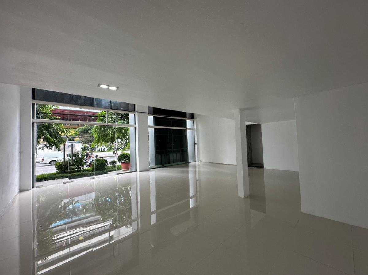 For RentShowroomRama9, Petchburi, RCA : Showroom for rent, 240 sq m., good location, on the main road, Petchburi New Road