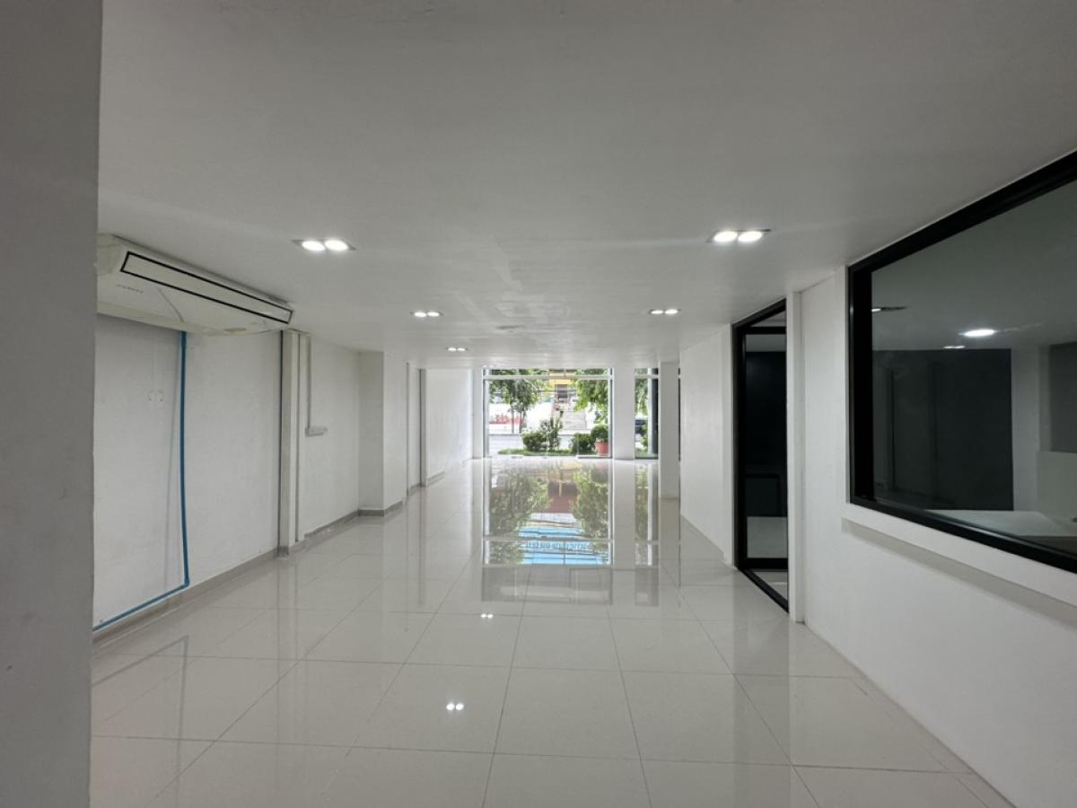 For RentShowroomRama9, Petchburi, RCA : Showroom for rent, 240 sq m., good location, on the main road, Petchburi New Road