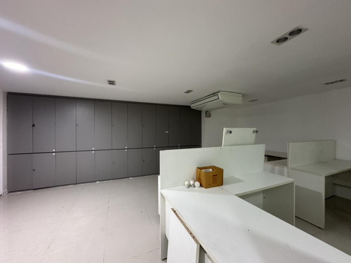 For RentShowroomRama9, Petchburi, RCA : Showroom for rent, 240 sq m., good location, on the main road, Petchburi New Road