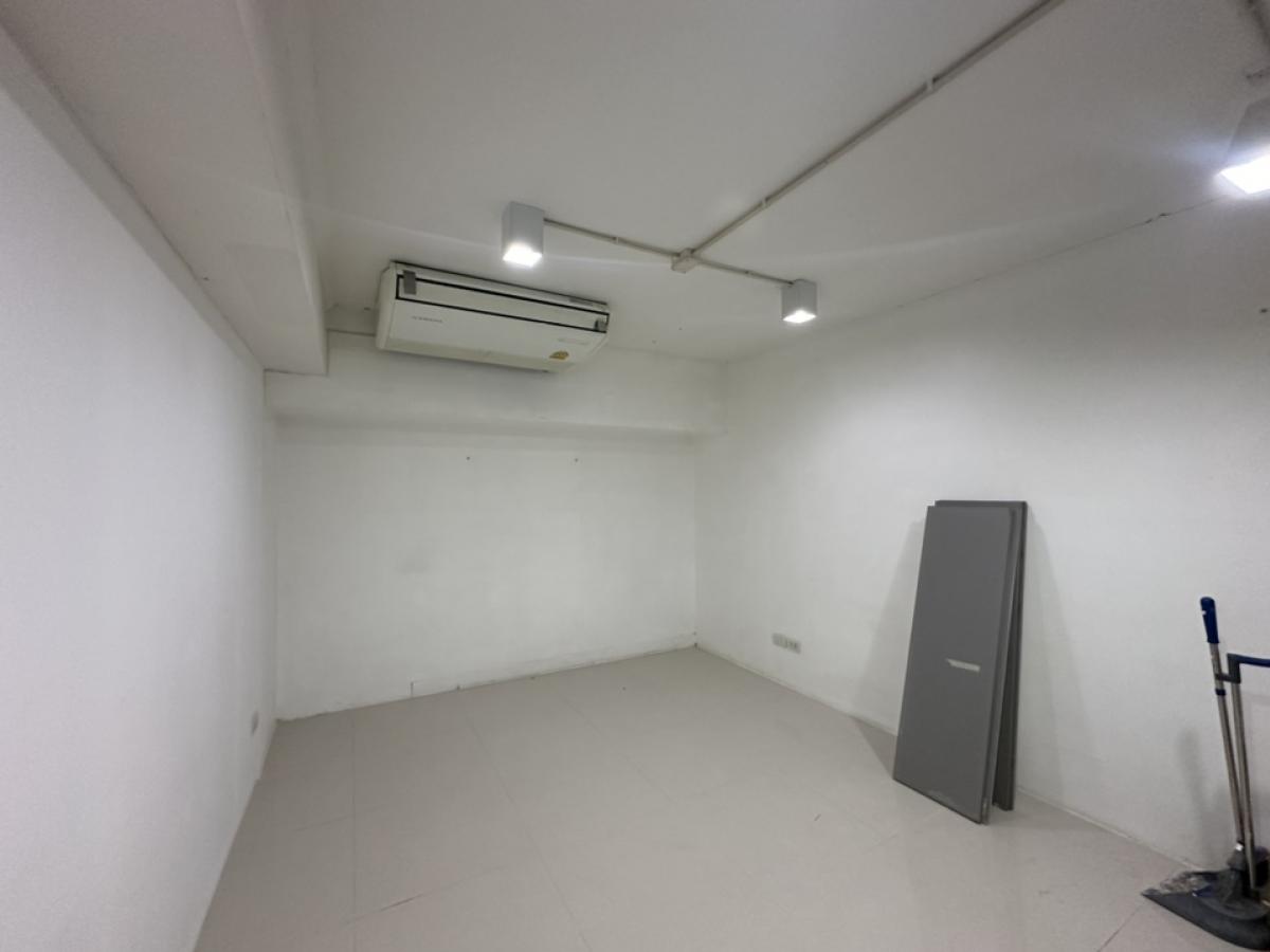 For RentShowroomRama9, Petchburi, RCA : Showroom for rent, 240 sq m., good location, on the main road, Petchburi New Road