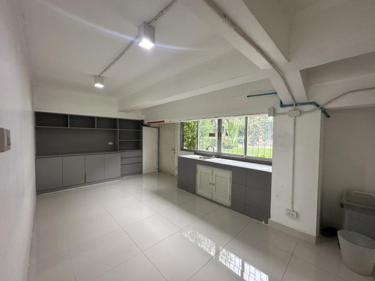 For RentShowroomRama9, Petchburi, RCA : Showroom for rent, 240 sq m., good location, on the main road, Petchburi New Road