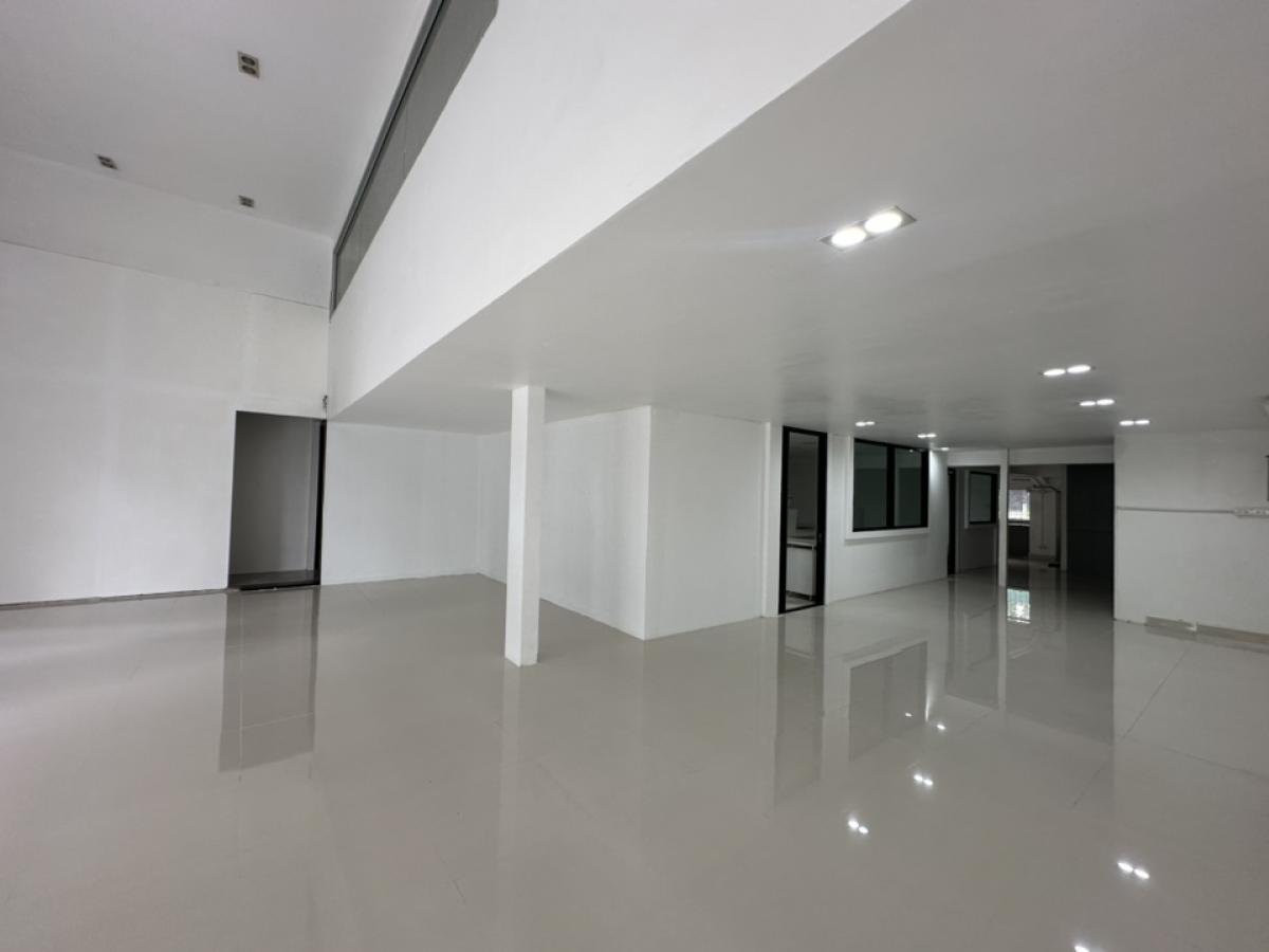 For RentShowroomRama9, Petchburi, RCA : Showroom for rent, 240 sq m., good location, on the main road, Petchburi New Road