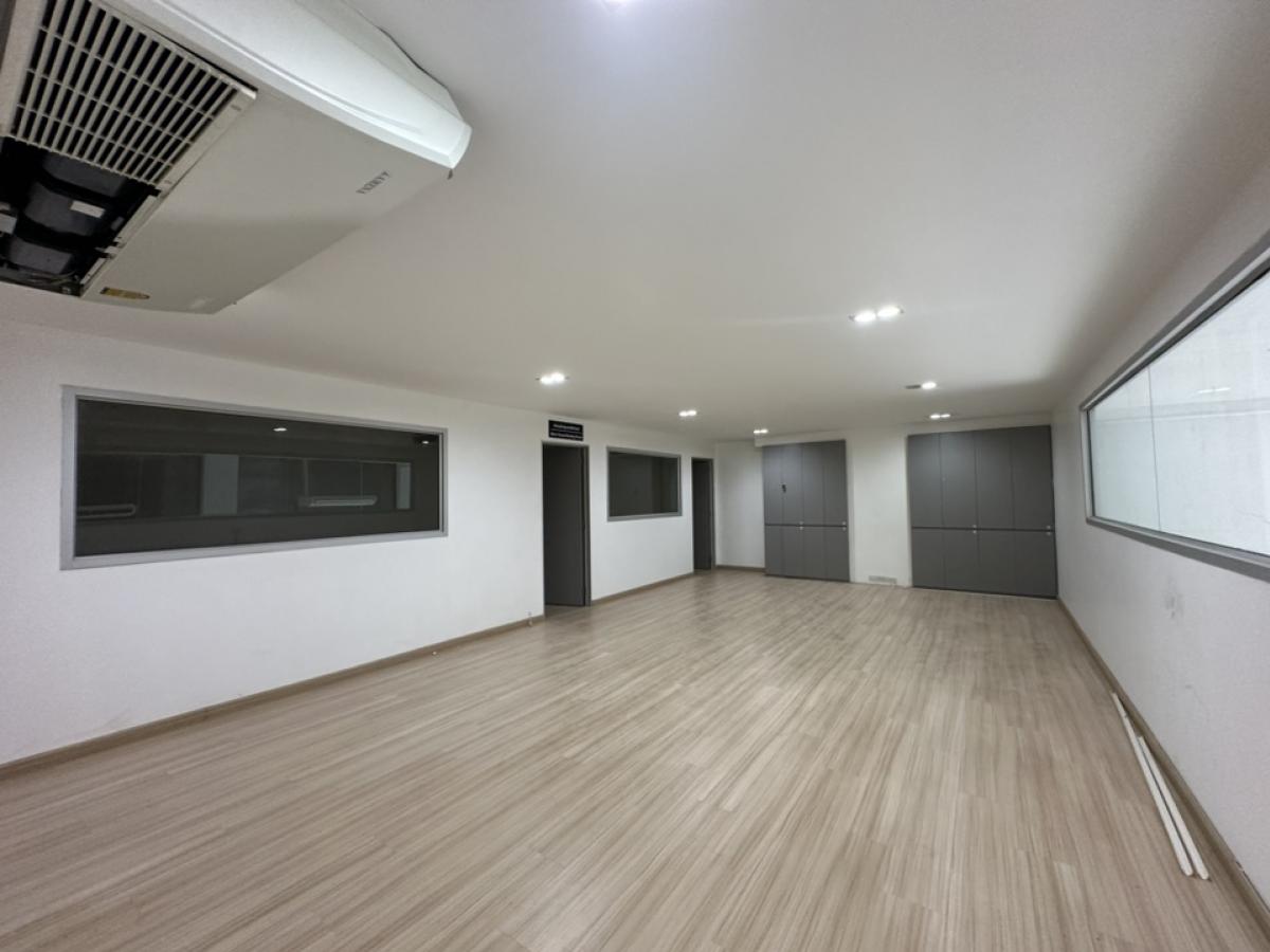 For RentShowroomRama9, Petchburi, RCA : Showroom for rent, 240 sq m., good location, on the main road, Petchburi New Road