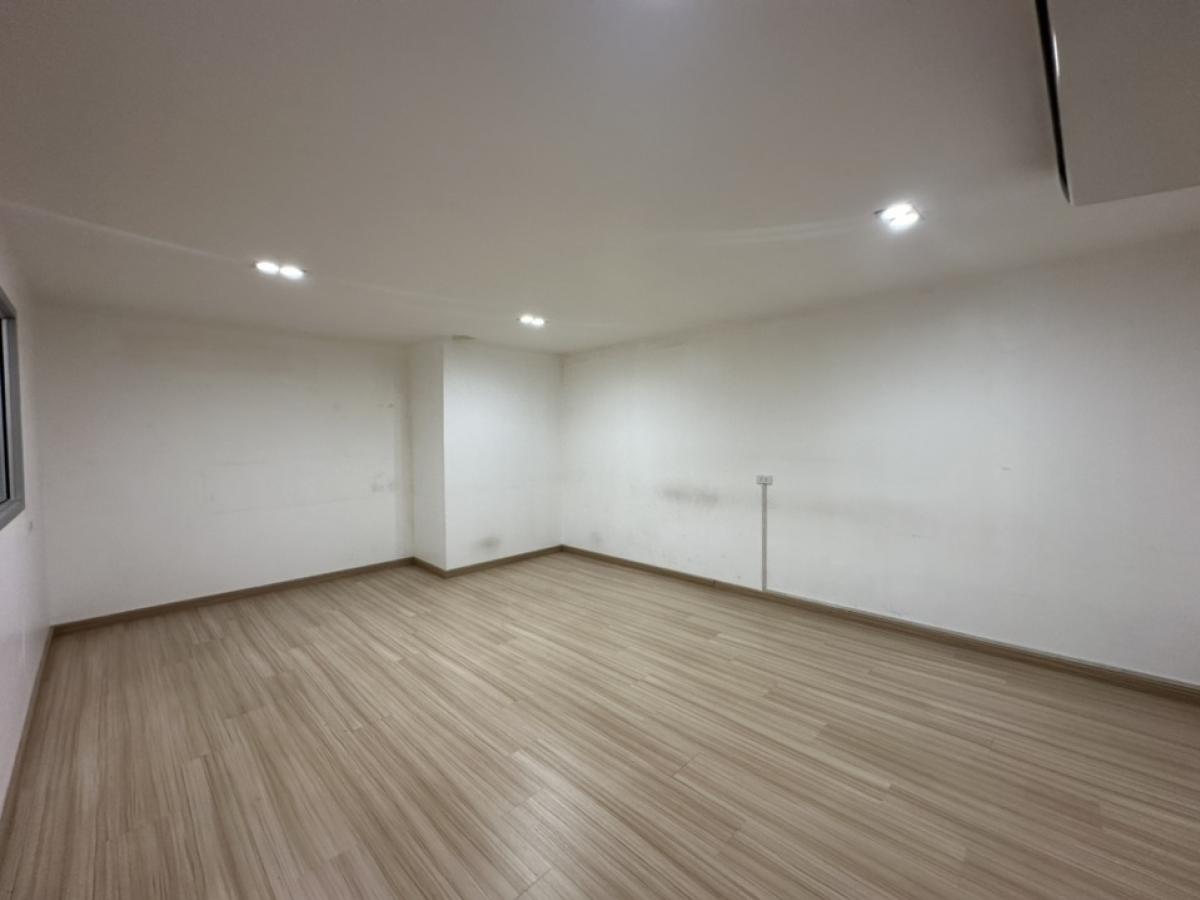 For RentShowroomRama9, Petchburi, RCA : Showroom for rent, 240 sq m., good location, on the main road, Petchburi New Road