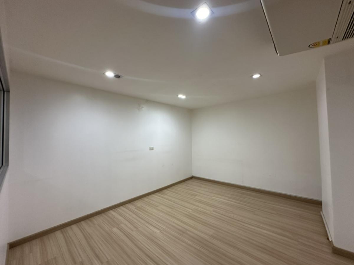 For RentShowroomRama9, Petchburi, RCA : Showroom for rent, 240 sq m., good location, on the main road, Petchburi New Road