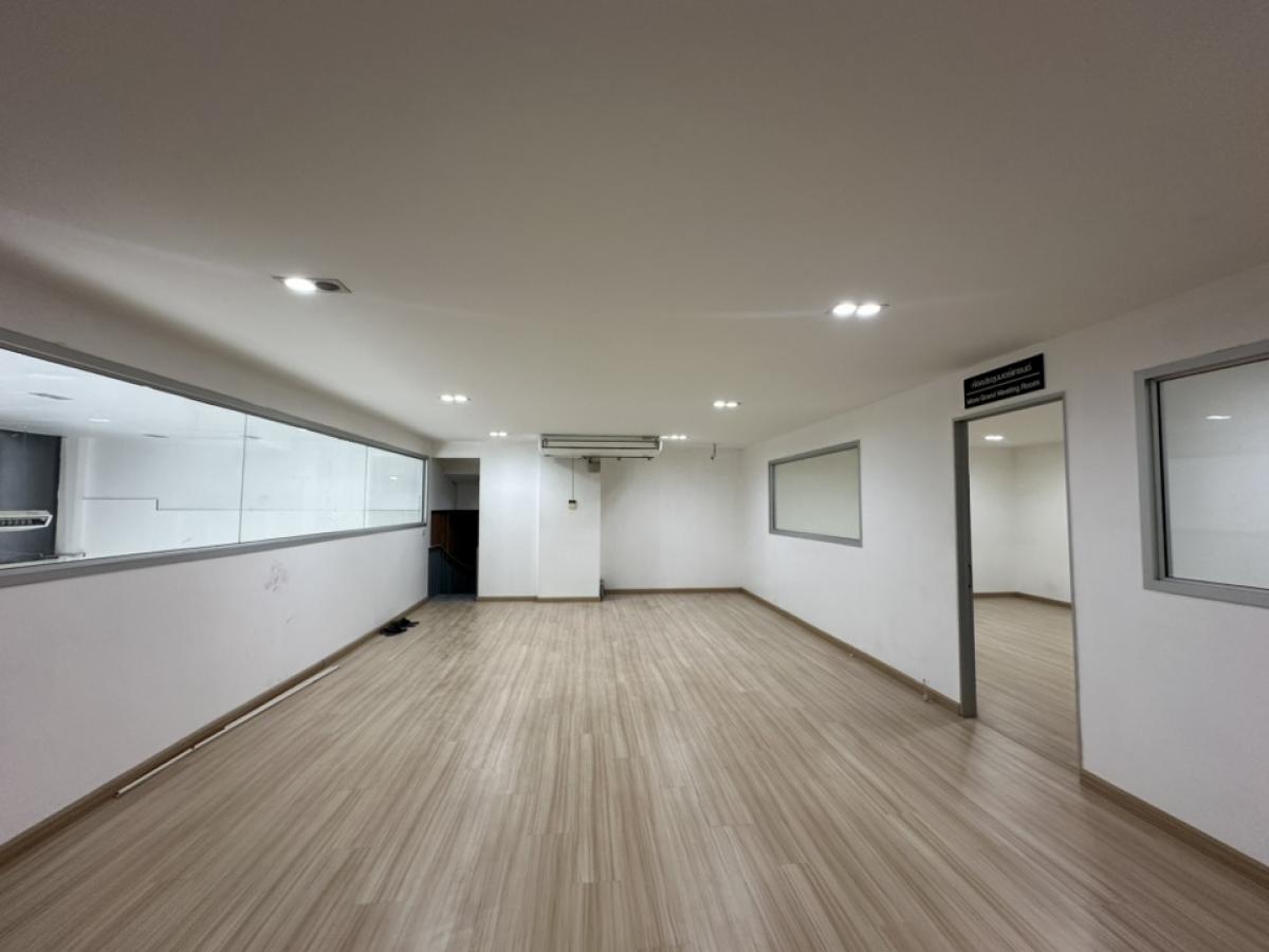 For RentShowroomRama9, Petchburi, RCA : Showroom for rent, 240 sq m., good location, on the main road, Petchburi New Road