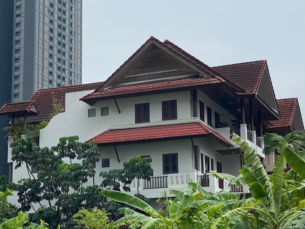 ขายทาวน์โฮมสุขุมวิท อโศก ทองหล่อ : 🏡 ทาวน์เฮาส์หรู 4 ชั้น 3 พื้นที่ภายนอก (ดาดฟ้า) ใจกลางสุขุมวิท มีทางเข้าออกสะดวกสบายไปทั้งสุขุมวิทและเพชรบุรีตัดใหม่ ทำเลเงียบสงบและมีศักยภาพของกรุงเทพฯ ใกล้สถานีรถไฟฟ้าบีทีเอสพร้อมพงษ์