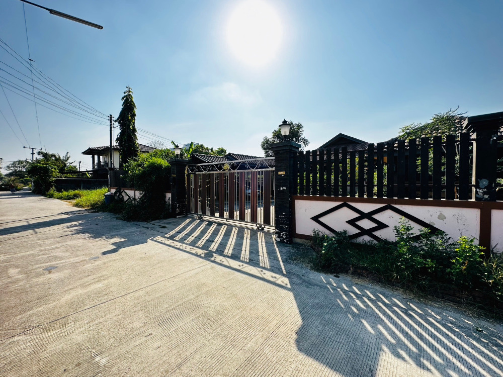 For SaleLandPathum Thani,Rangsit, Thammasat : Very cheap!! Beautiful land for sale, 1-2-97 rai, plus 5 houses, Soi Peer Non, Lam Luk Ka Road (near the Green Line BTS)