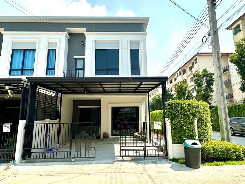 ขายบางนา แบริ่ง ลาซาล : ขายทาวน์โฮมสวย 2 ชั้น บริทาเนีย ทาวน์ บางนา กม.17 ราคาสุดคุ้ม ลดพิเศษ ดีไซน์สวย ด้วยแบบบ้านสไตล์โมเดิร์นบริติช