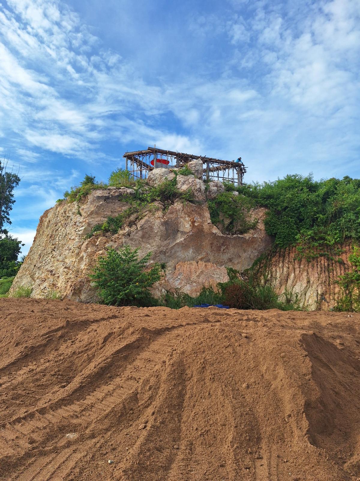 For SaleLandRayong : Beautiful land in Nikhom Phatthana District, next to B YD, has a viewpoint, a small hill, ready to build a restaurant or coffee shop, the most beautiful in this district, for sale, contact 094-5169999, Rayong Province