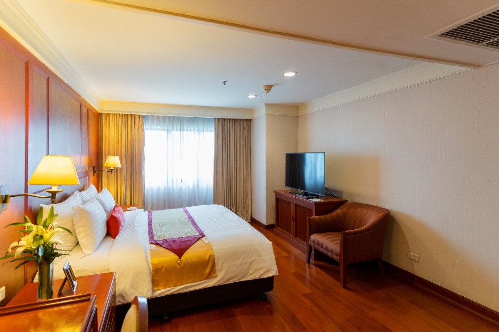 For RentCondoSukhumvit, Asoke, Thonglor : ⭐Perfect 3-bedroom apartment just a short walk from Nana BTS station and a variety of shopping malls. The apartment is fully furnished and includes a spacious balcony, as well as cleaning services.