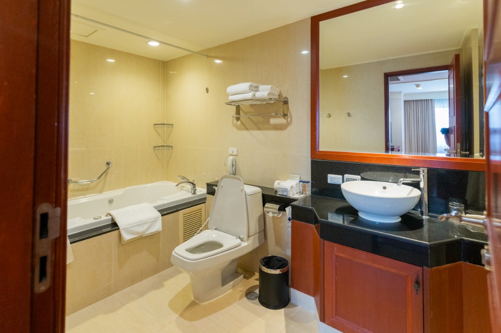 For RentCondoSukhumvit, Asoke, Thonglor : ⭐Perfect 3-bedroom apartment just a short walk from Nana BTS station and a variety of shopping malls. The apartment is fully furnished and includes a spacious balcony, as well as cleaning services.