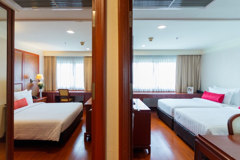 For RentCondoSukhumvit, Asoke, Thonglor : ⭐Perfect 3-bedroom apartment just a short walk from Nana BTS station and a variety of shopping malls. The apartment is fully furnished and includes a spacious balcony, as well as cleaning services.