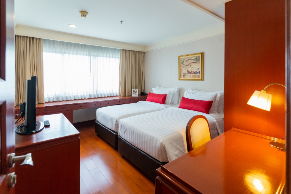 For RentCondoSukhumvit, Asoke, Thonglor : ⭐Perfect 3-bedroom apartment just a short walk from Nana BTS station and a variety of shopping malls. The apartment is fully furnished and includes a spacious balcony, as well as cleaning services.