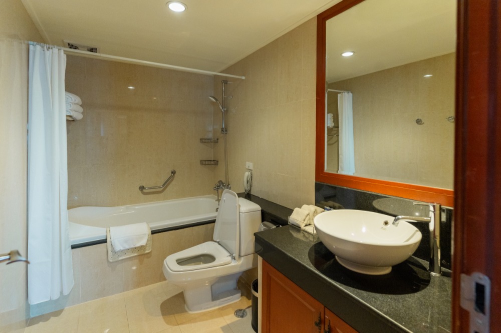 For RentCondoSukhumvit, Asoke, Thonglor : ⭐Perfect 3-bedroom apartment just a short walk from Nana BTS station and a variety of shopping malls. The apartment is fully furnished and includes a spacious balcony, as well as cleaning services.