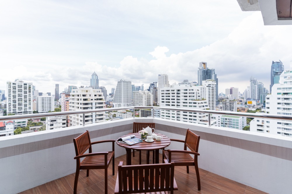 For RentCondoSukhumvit, Asoke, Thonglor : ⭐Perfect 3-bedroom apartment just a short walk from Nana BTS station and a variety of shopping malls. The apartment is fully furnished and includes a spacious balcony, as well as cleaning services.