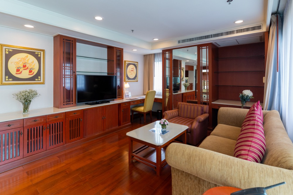 For RentCondoSukhumvit, Asoke, Thonglor : ⭐Perfect 3-bedroom apartment just a short walk from Nana BTS station and a variety of shopping malls. The apartment is fully furnished and includes a spacious balcony, as well as cleaning services.