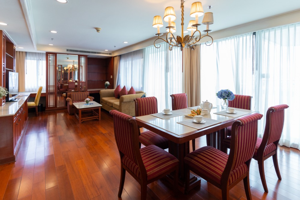 For RentCondoSukhumvit, Asoke, Thonglor : ⭐Perfect 3-bedroom apartment just a short walk from Nana BTS station and a variety of shopping malls. The apartment is fully furnished and includes a spacious balcony, as well as cleaning services.