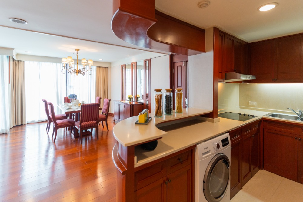 For RentCondoSukhumvit, Asoke, Thonglor : ⭐Perfect 3-bedroom apartment just a short walk from Nana BTS station and a variety of shopping malls. The apartment is fully furnished and includes a spacious balcony, as well as cleaning services.