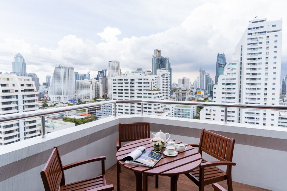 For RentCondoSukhumvit, Asoke, Thonglor : ⭐Perfect 3-bedroom apartment just a short walk from Nana BTS station and a variety of shopping malls. The apartment is fully furnished and includes a spacious balcony, as well as cleaning services.